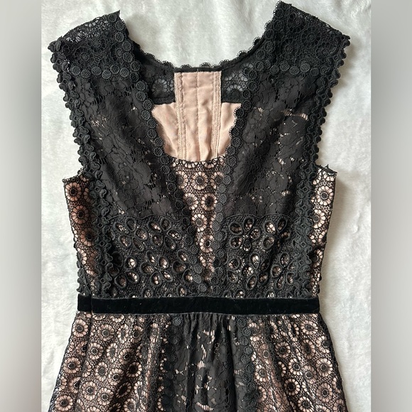 Boutique Moschino Floral Lace Sleeveless Dress in Black/Nude - Size 4 Aeffe NWT - Picture 16 of 16